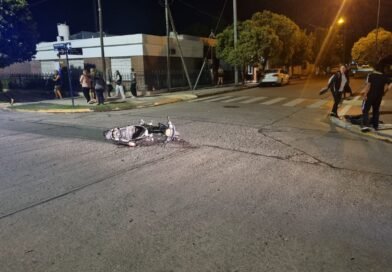 Joven de 19 años fracturada en un choque entre auto y moto