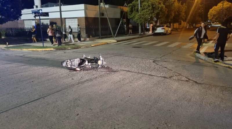 Joven de 19 años fracturada en un choque entre auto y moto