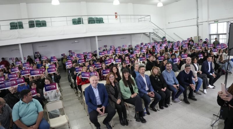 Entregaron 300 becas A.U.R.A a estudiantes de nivel superior