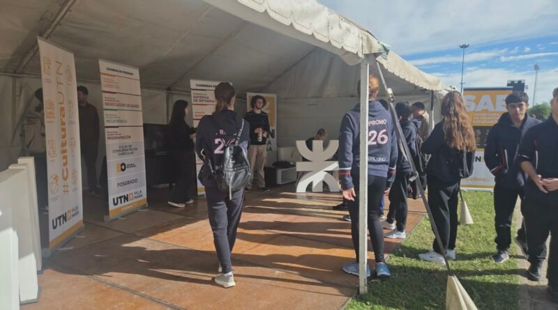 UTN Villa María acerca sus carreras y despeja dudas en la Feria Educativa