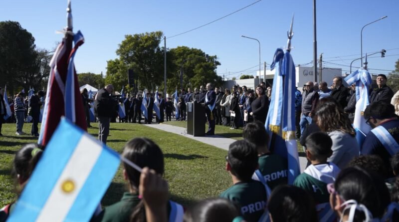 Los pibes juraron la Bandera: más de 1.500 estudiantes participaron del acto
