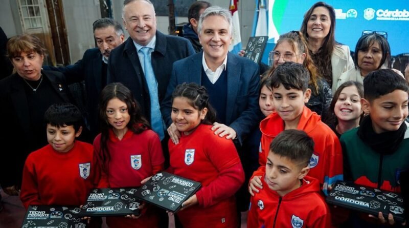 Llaryora entregó 410 netbooks en el IPET 49