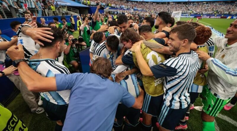 Argentina protagonizó una remontada épica, venció 3-2 a Egipto y avanzó a cuartos