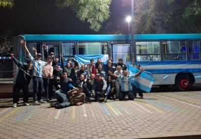 Q’ Lo Q se vistió de celeste y blanco: el colectivo del grupo se robó todas las miradas