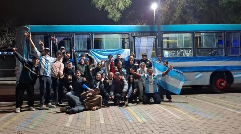 Q’ Lo Q se vistió de celeste y blanco: el colectivo del grupo se robó todas las miradas