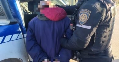 Detuvieron a un hombre por limpiar vidrios de autos en un semáforo