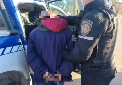 Detuvieron a un hombre por limpiar vidrios de autos en un semáforo