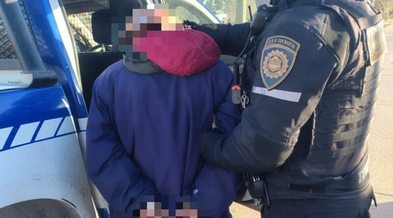 Detuvieron a un hombre por limpiar vidrios de autos en un semáforo