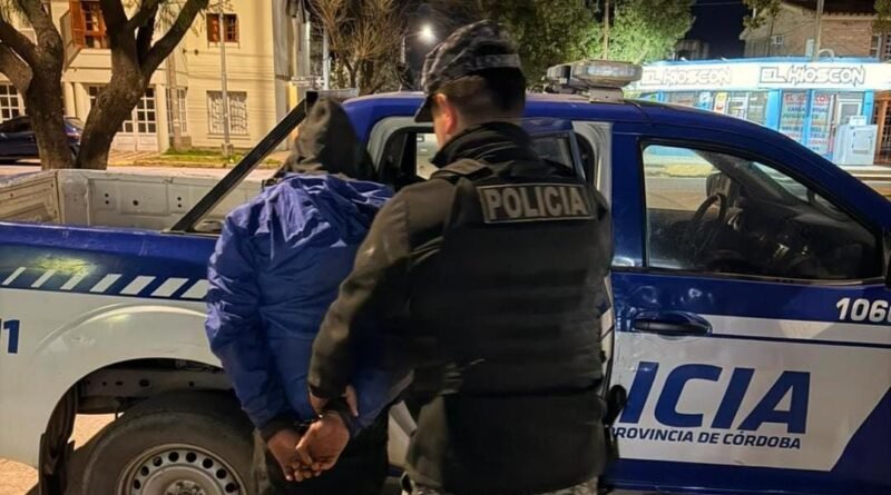 Intentó ingresar a una pollería y fue detenido dentro del local