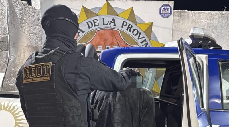 Tres detenidos y 190 gramos de marihuana secuestrados en barrio Los Olmos