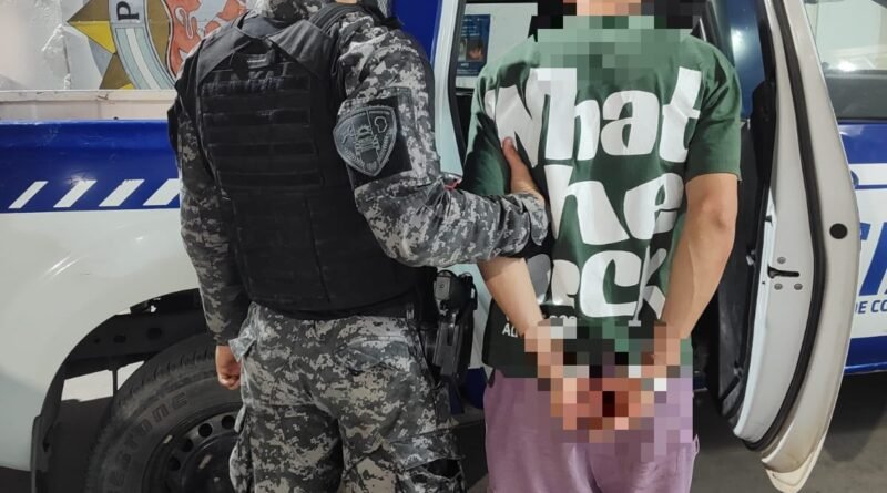 Discusión de pareja terminó con un joven detenido y una menor aprehendida por agredir a policías