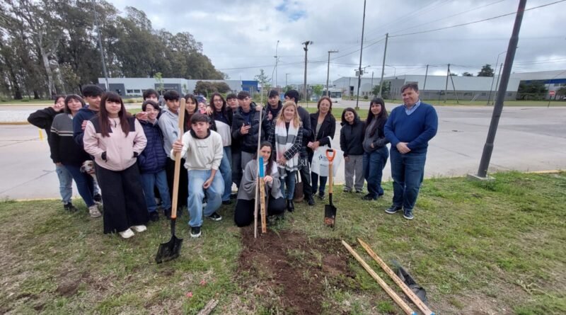 Estudiantes del IPEM 147 visitaron el Parque Industrial y participaron de una jornada ambiental