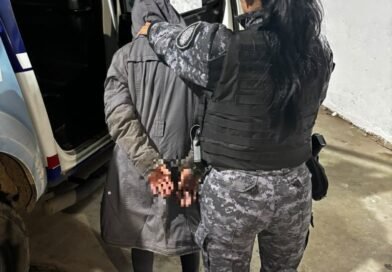 Tres personas detenidas tras ser sorprendidas merodeando viviendas en barrio Floresta
